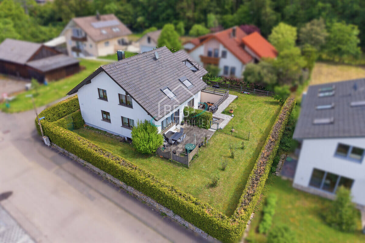 Thumbnail-Großzügiges Zweifamilienhaus mit Einliegerwohnung und Doppelgarage in Offenau