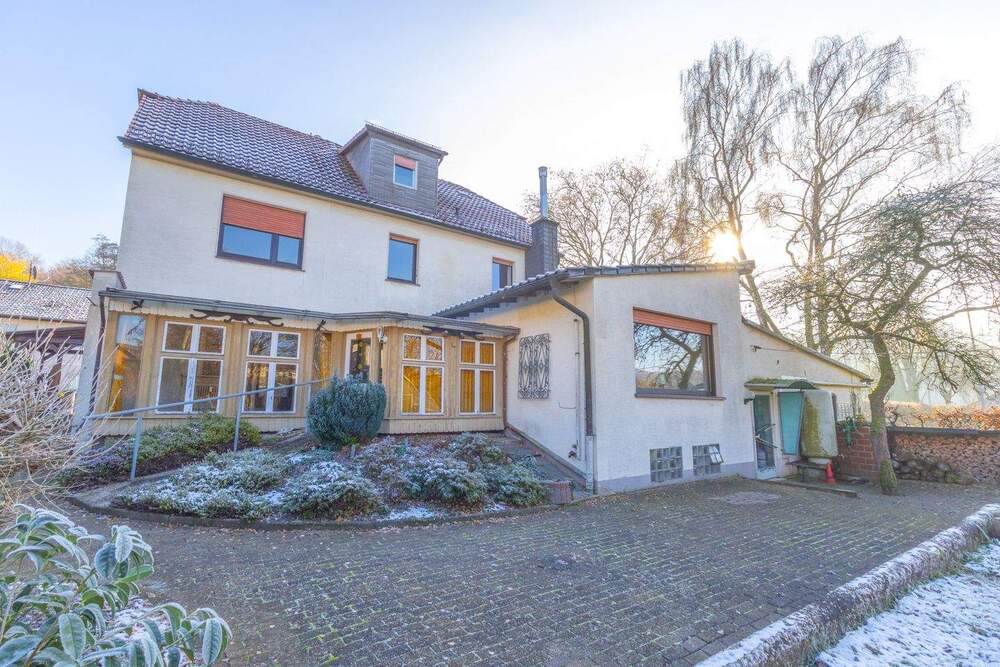 Thumbnail-Hemer Stübecken – Sanierungsbedürftiges 2-3 FMH mit 2 Garagen & großem Garten