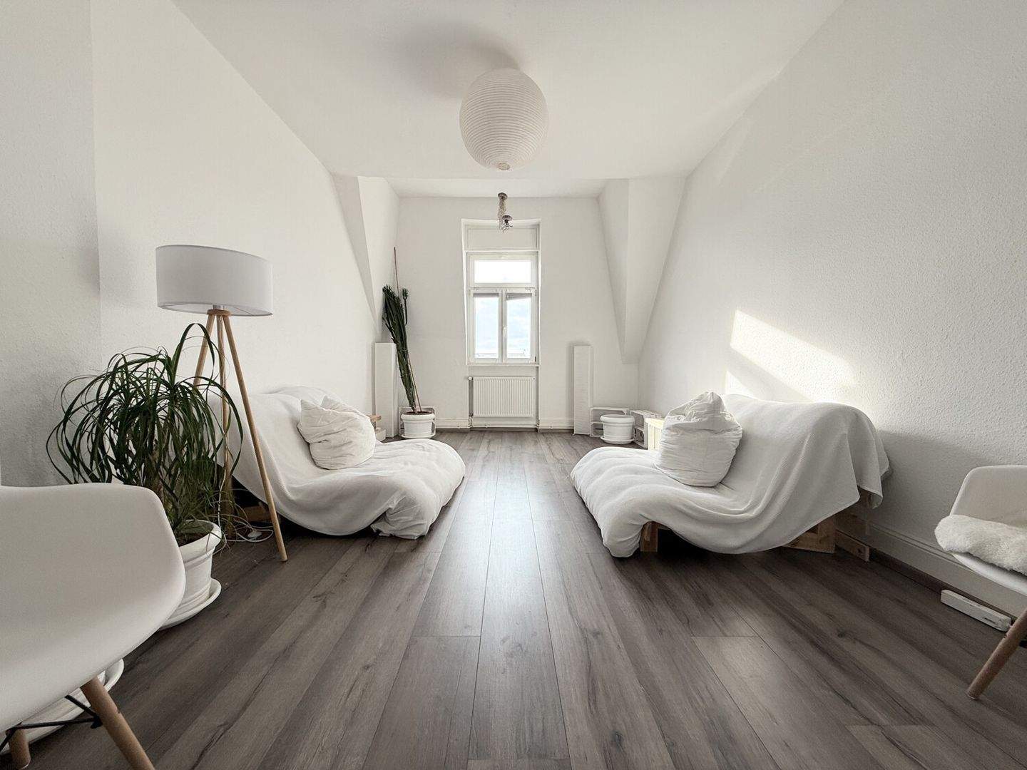 Thumbnail-Hochwertig möblierte Altbau-Dachgeschosswohnung in unmittelbarer Mainlage