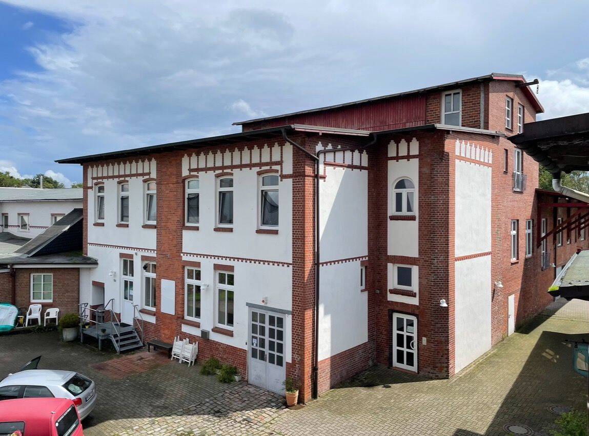 Thumbnail-Vermietungsangebot für eine beheizte Lagerfläche von ca. 72 m², 2 Räume, mit Pantry und WC auf dem Gewerbehof der Alten Brauerei in 25436 Uetersen