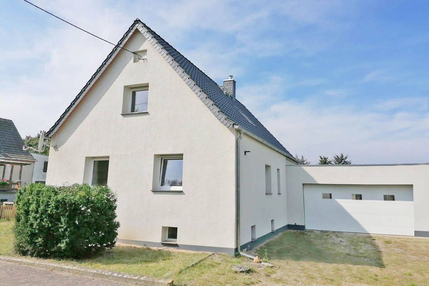 Thumbnail-großzügiges Einfamilienhaus mit Wärmepumpe in Coswig (Anhalt) OT Jeber-Bergfrieden - teilweise Neubau (2022)