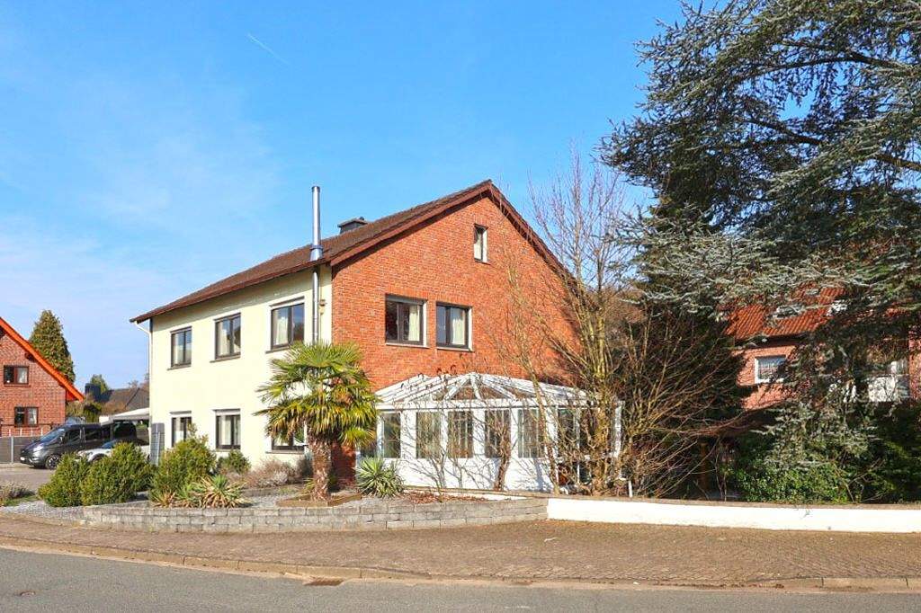 Thumbnail-Attraktives Zweifamilienhaus in beliebter Lage