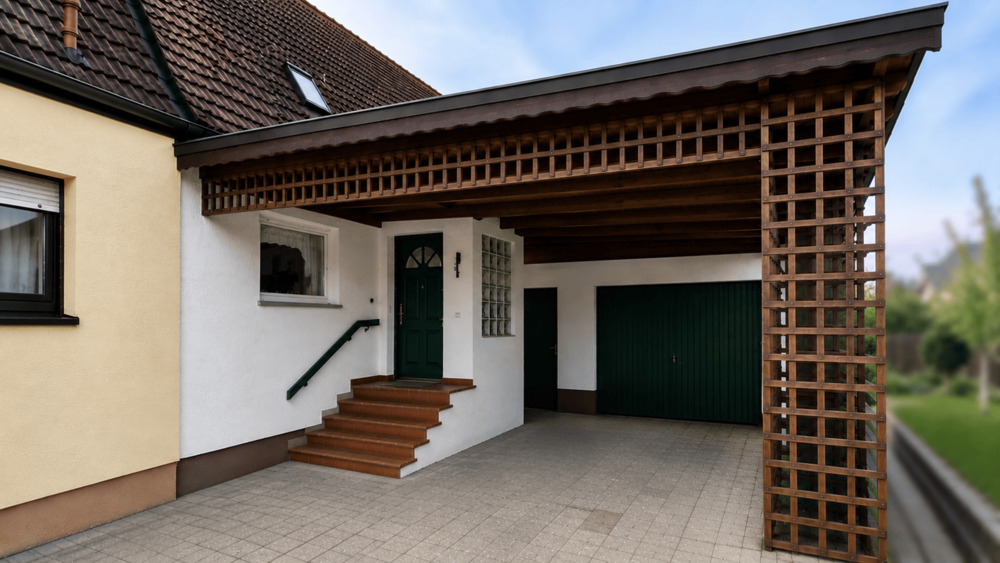 Thumbnail-Feucht: Ruhige kleine sanierungsbedürftige DHH mit 100m² Wfl. u. 342m² Grund