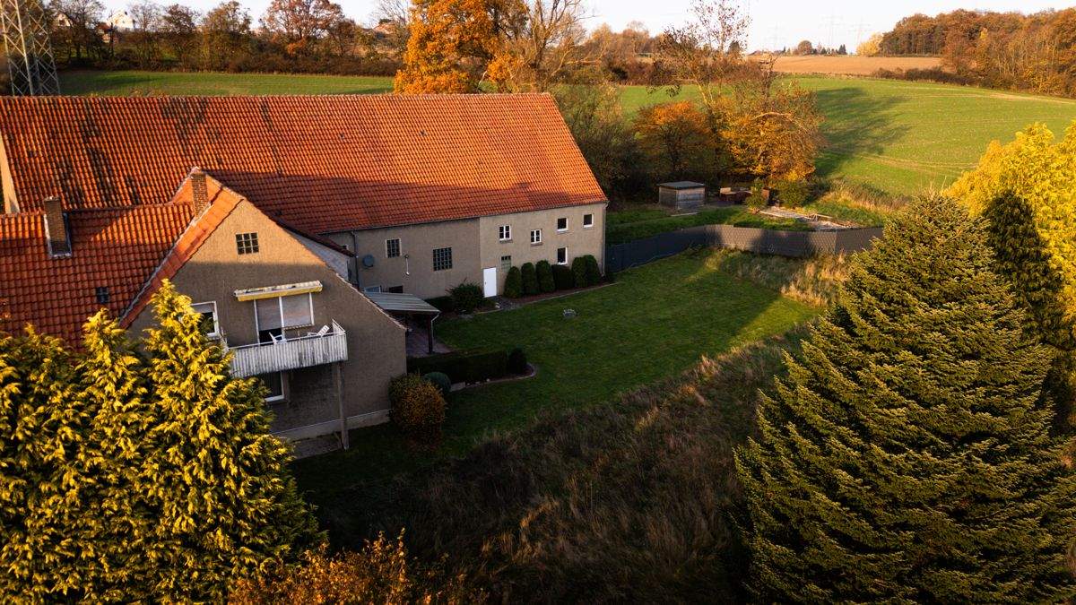 Thumbnail-Einzigartige Investmentchance: Zweifamilienhaus mit Gewerbeeinheit und großem Entwicklungspotenzial