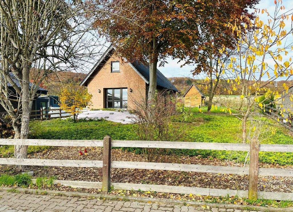 Thumbnail-Großes Traumgrundstück in Hüllhorst mit einem vorhandenen Gebäude am Landschaftsschutzgebiet gelegen!