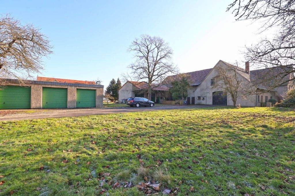 Thumbnail-Ehemaliges landwirtschaftliches Gebäude mit etwa 2,5 ha Land