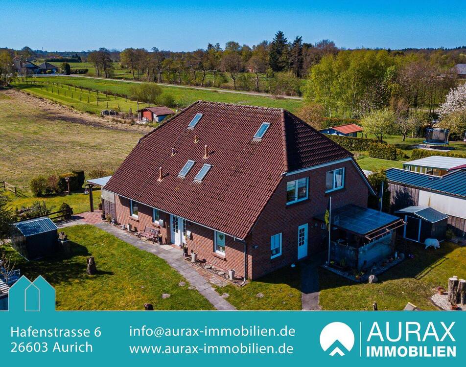 Thumbnail-Solides Zweifamilienhaus mit Klinker und Krüppelwalmdach in ruhiger Lage von Großheide - 175 m² Wohnfläche, zwei Einheiten, großes Grundstück