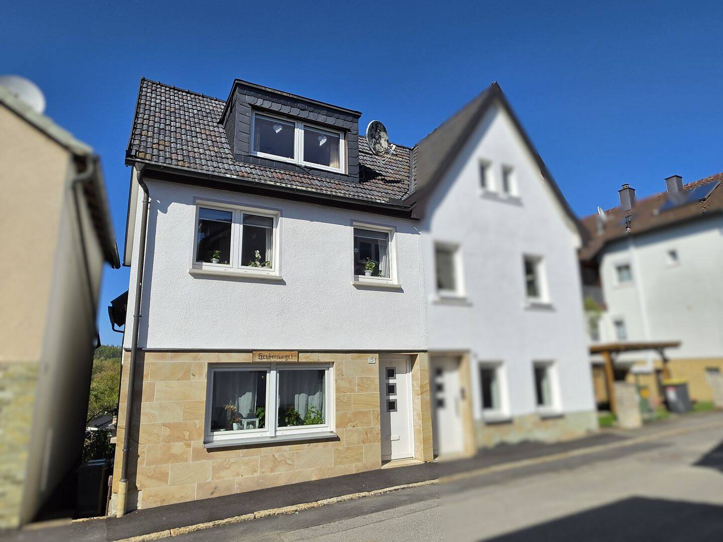 Thumbnail-Gepflegte helle Doppelhaushälfte mit Wohlfühl-Garten & extra-hohem Doppelcarport