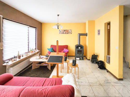 großzügiges Wohn- und Esszimmer mit Zugang zum Garten