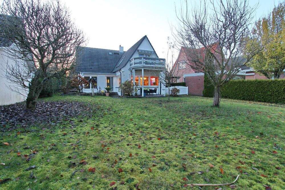 Thumbnail-Großes Einfamilienhaus mit zwei Wohneinheiten in Norderstedt
