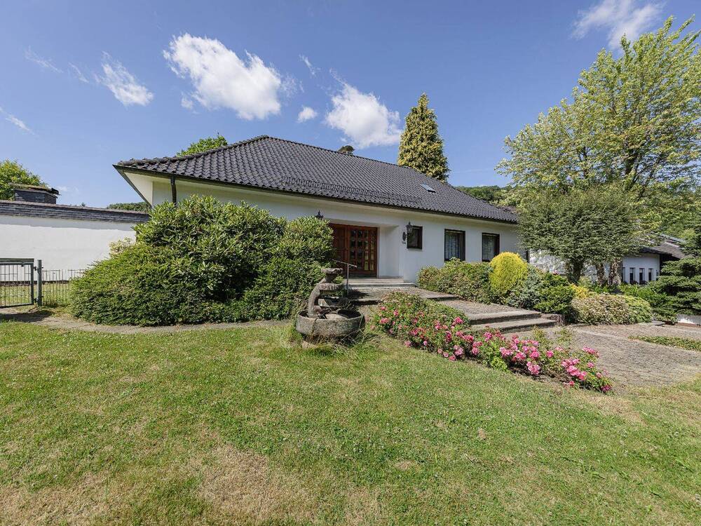 Thumbnail-Stilvolle Rarität in versteckter Lage: Einfamilienhaus mit traumhaftem Grundstück und Doppelgarage!