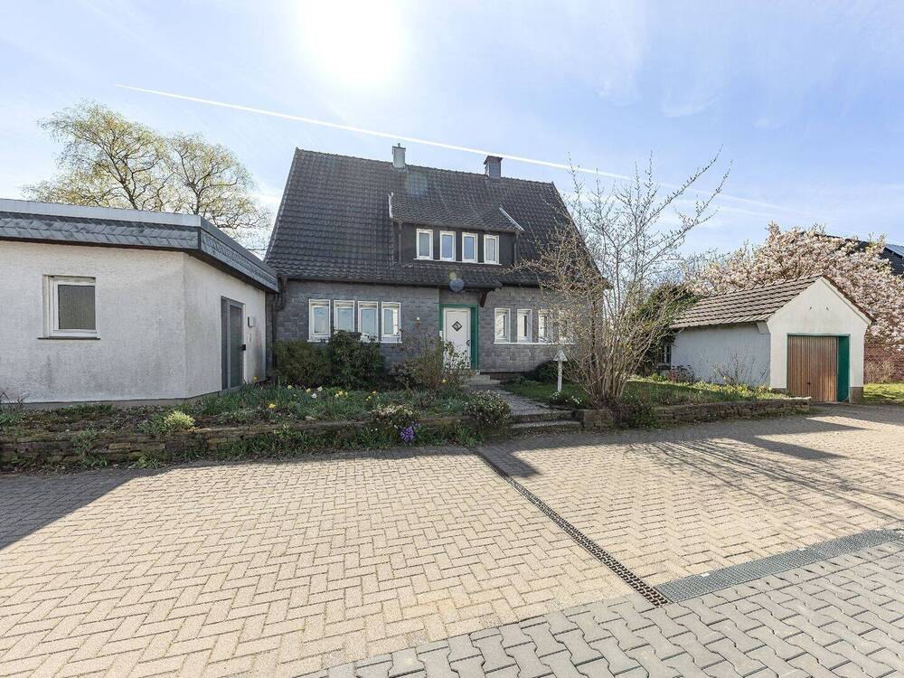 Thumbnail-Mit Erbpacht: Familienfreundliches Einfamilienhaus mit Balkon, Terrasse und Garage in beliebter Lage!