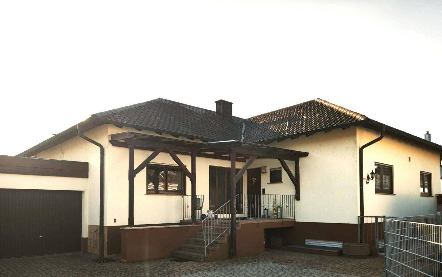 Thumbnail-von Privat! Gepflegtes Einfamilienhaus (Bungalow) mit Einliegerwohnung, Garage und Sonnengarten