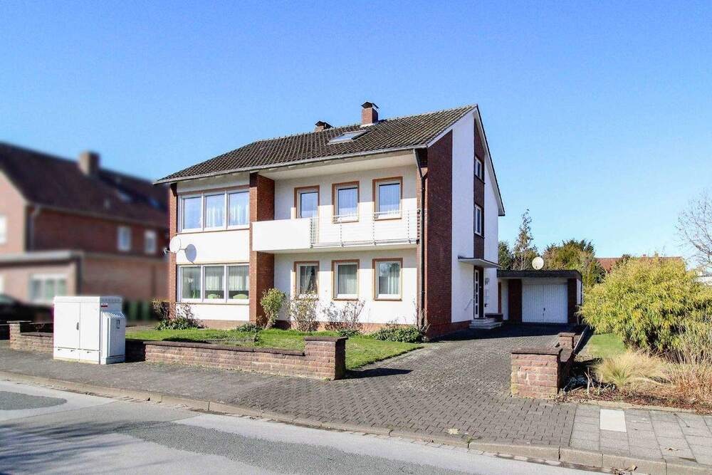 Thumbnail-Zweifamilienhaus mit zwei Garagen und großem Garten in guter Lage von Rheda