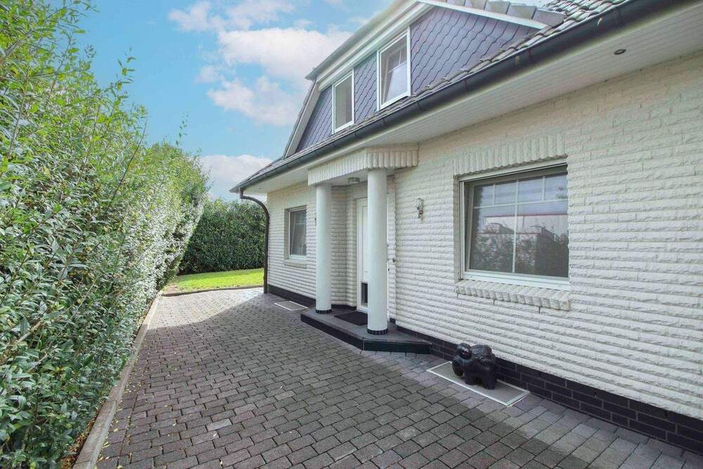 Thumbnail-Wohnen mit Garten, KfW40+ Haus und 2 Garagen in Brunsbek