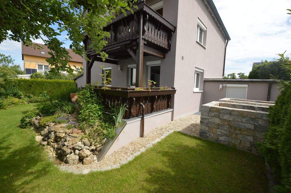 Thumbnail-Saniertes 1-2 Familienhaus mit 2-Zi.-EG-Whg und 4-Zi.-Maisonette-Whg. mit Garten in Burgweinting