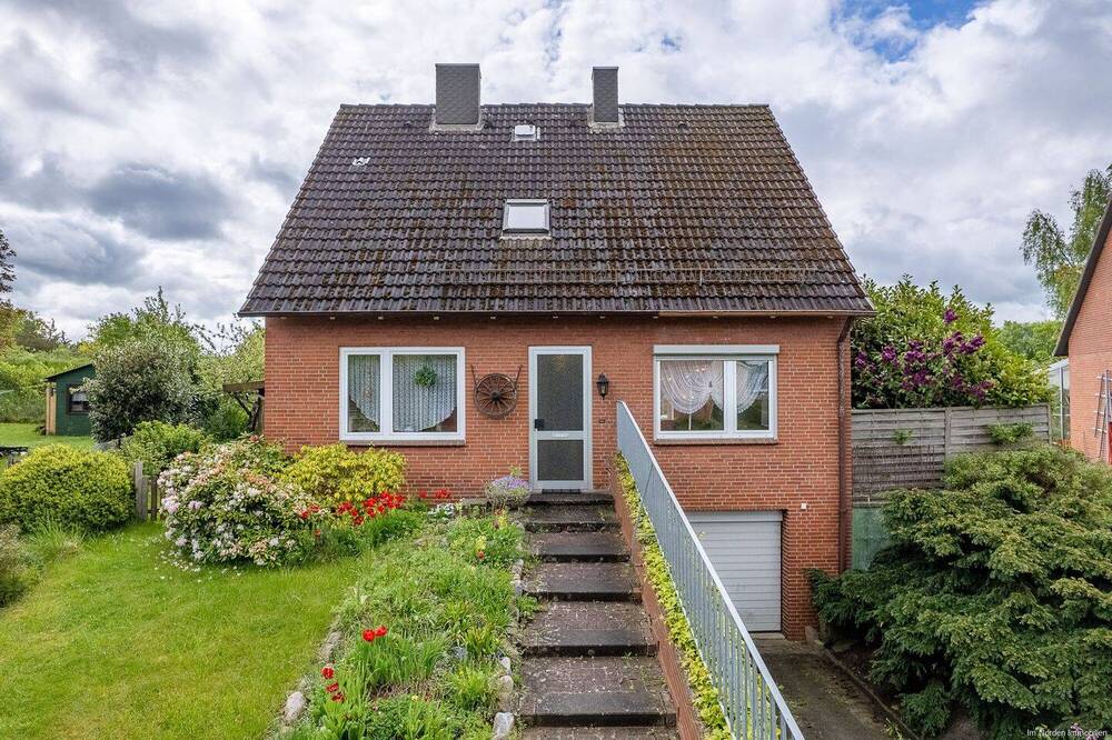 Thumbnail-Solides Einfamilienhaus mit Platz für neue Wohnideen in Eutin
