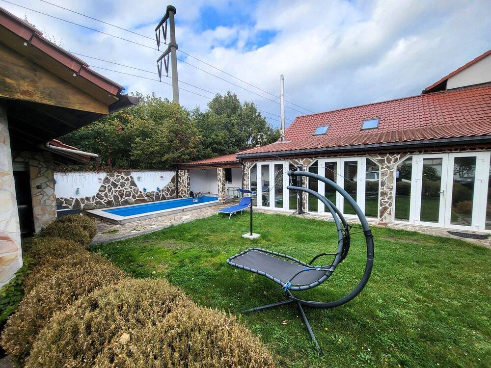 Blick zum Pool und Remiese.jpg