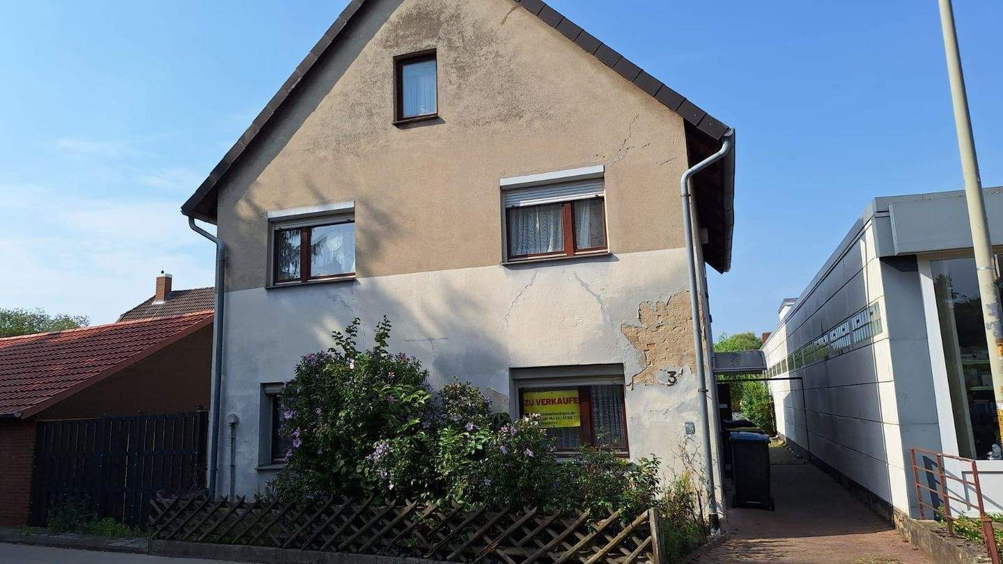 Thumbnail-Einfamilienhaus (sanierungsbedürftig) in Braunschweig Broitzem mit schmalen aber sehr schönem GrundstückGarten inkl. kleinen Anbau und Garagen