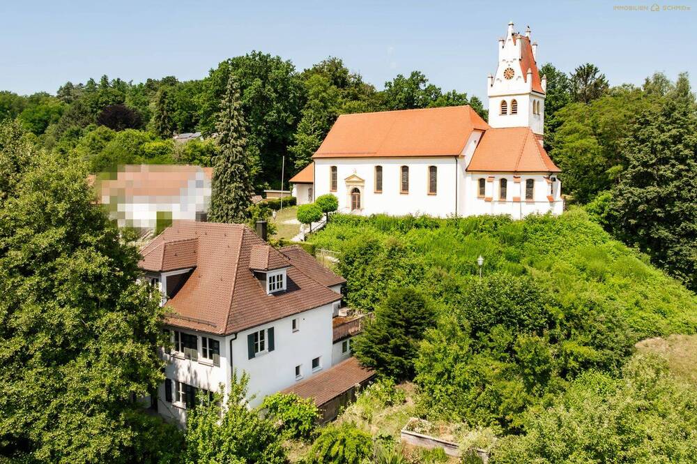 Außenansicht Osten mit Blick zur Kirche St. Agatha