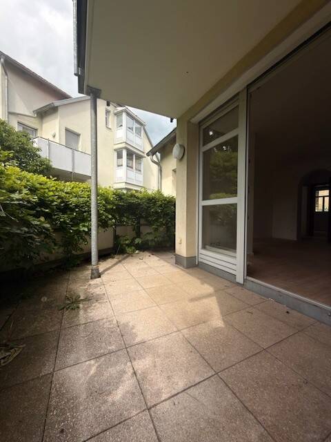 Thumbnail-Einzigartige Chance - charmante Singlewohnung mit Einfamilienhauscharme am Stadtrand - Wohnzimmer mit unverbautem Blick ins Grüne und Sonnenterrasse