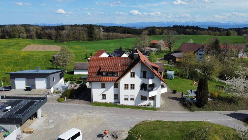 Thumbnail-Großzügige Doppelhaushälfte in Waldburg-Egg mit Alpenblick & 2 Garagen