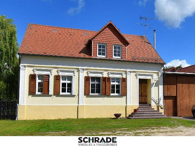 Mit Schmuckfassade für den Empfang...