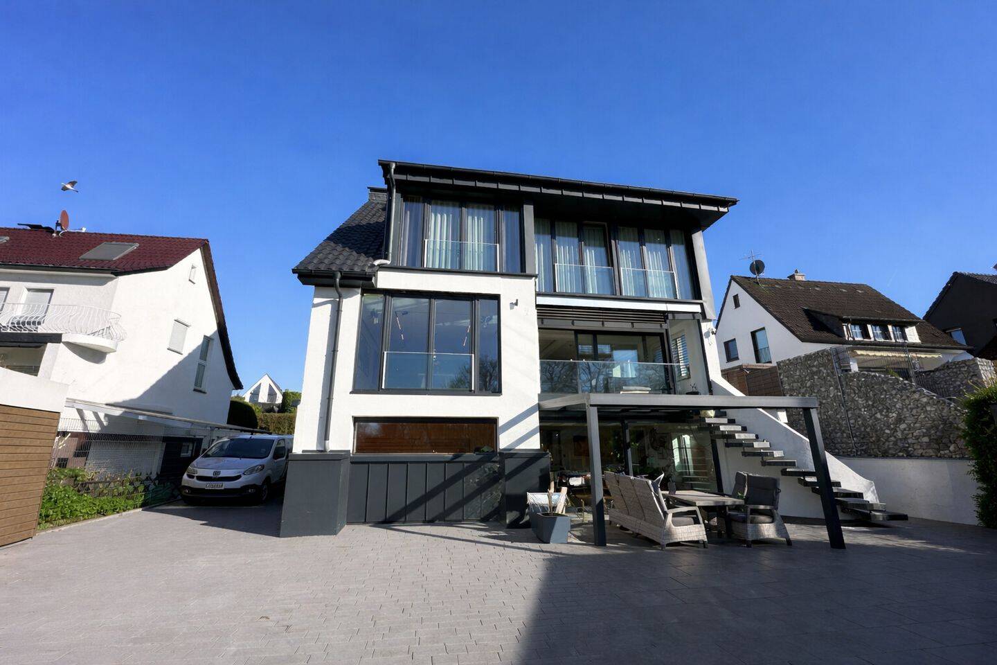 Thumbnail-Luxuriös: kernsaniertes Einfamilienhaus mit atemberaubendem Ausblick, Indoorpool, Sauna und Garage