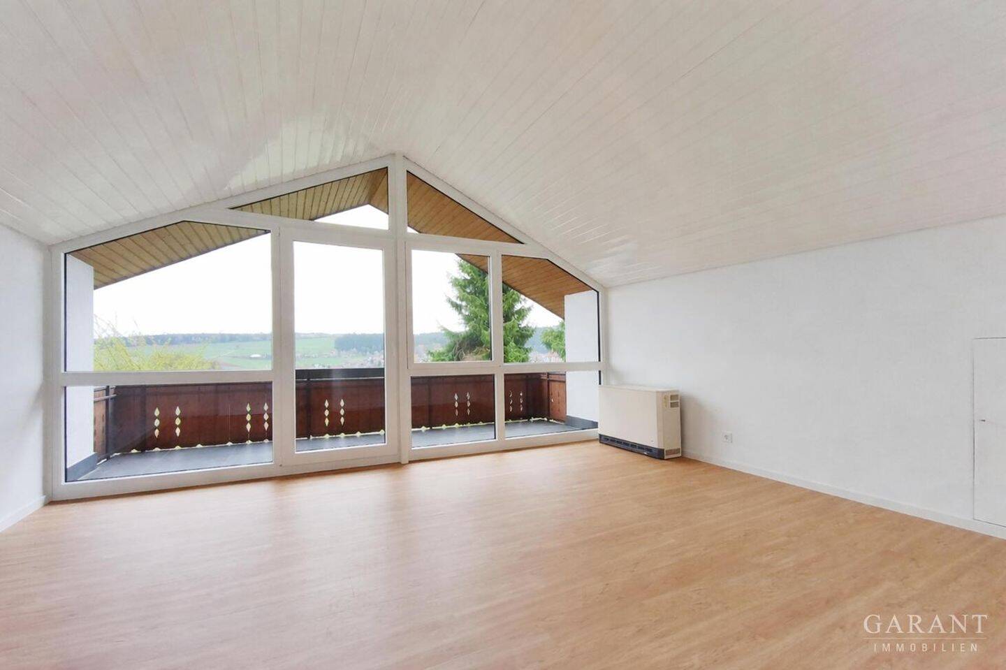 Thumbnail-Neu renovierte 2 Zimmer-Wohnung mit Balkon und Einbauküche sowie Garage