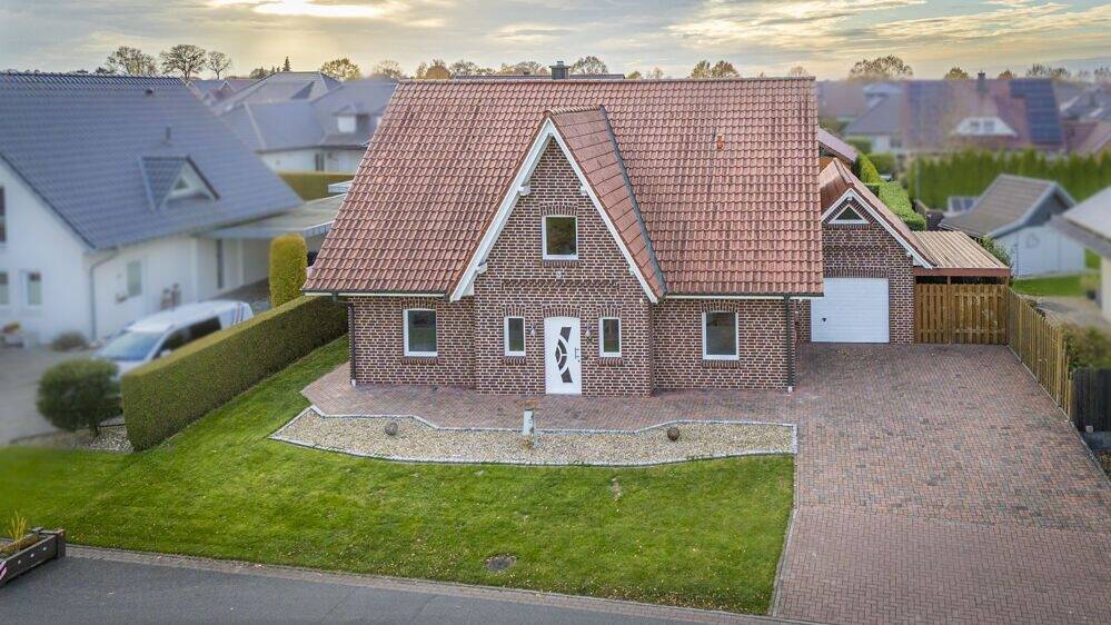 Thumbnail-Einfamilienhaus mit Einliegerwohnung und Spitzdachgarage !