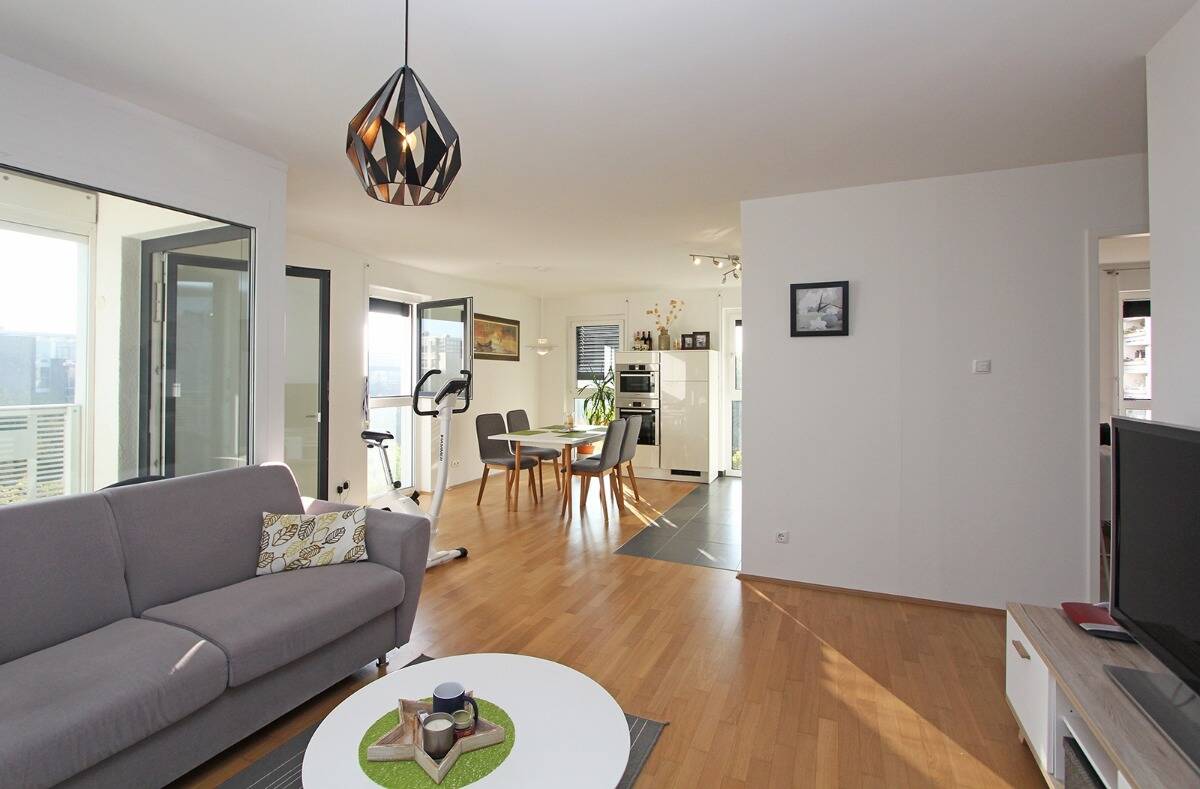 Thumbnail-Helle, möblierte 2,5-Zimmer Wohnung mit Loggia und TG-Stellplatz