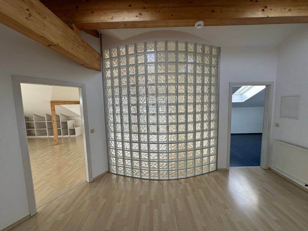 Thumbnail-Großzügige 3-Zimmer-Dachgeschoss-Wohnung in beliebter Lage