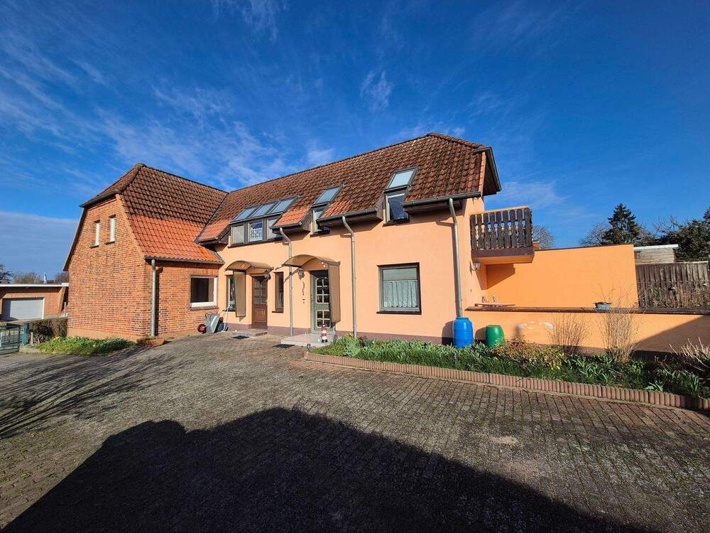 Thumbnail-Großzügige Doppelhaushälfte mit 2 Wohneinheiten auf großem Grundstück in zentraler Lage von Sternberg