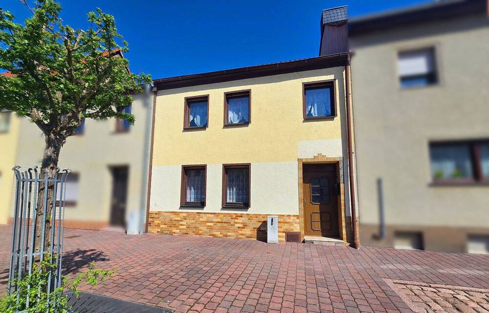 Thumbnail-Wände neu denken: Kleines Reihenhaus wartet auf Neugestaltung