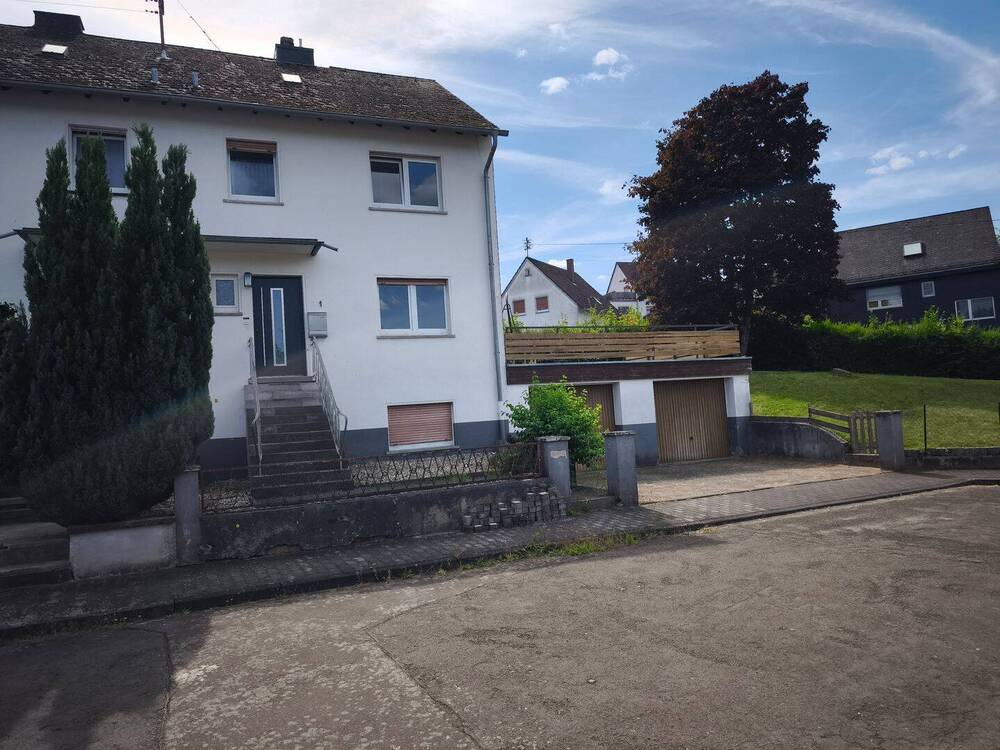Vorne mit Garagen 