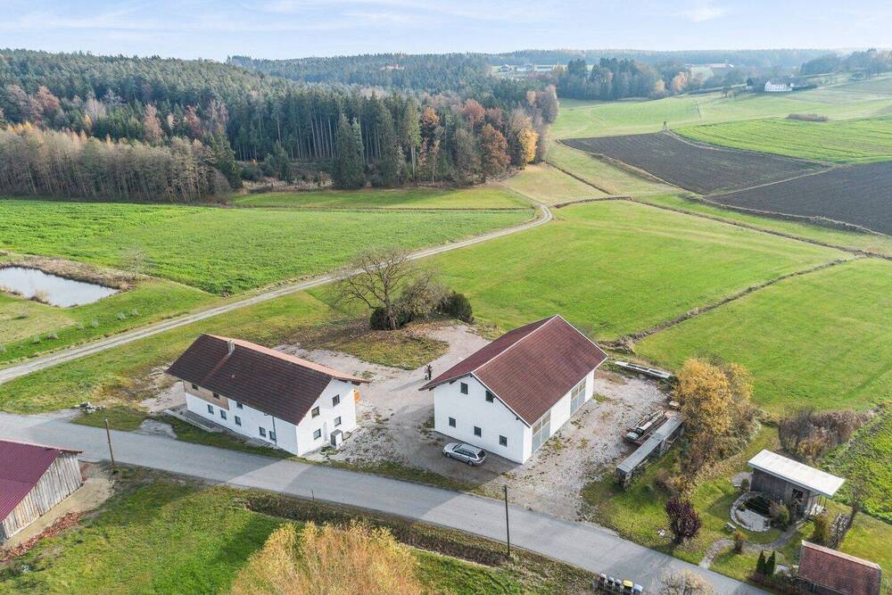 Thumbnail-Ehemalige Hofstelle, mit modern renoviertem Wohnhaus und Wald-Wiesenflächen