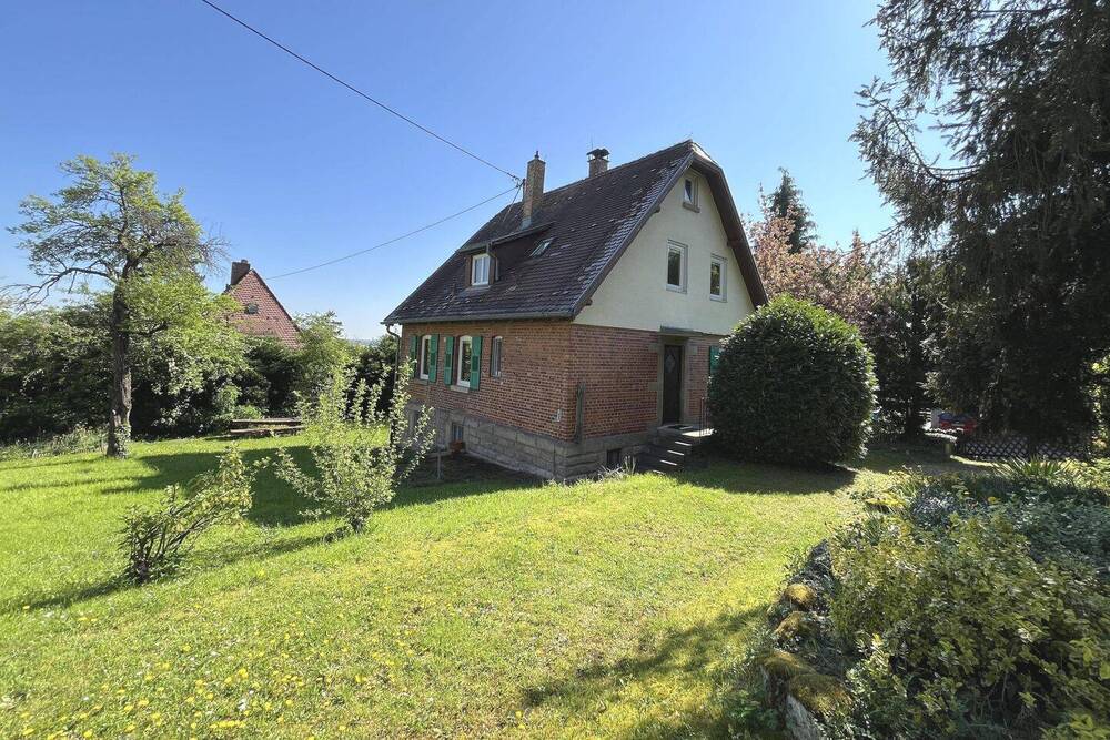 Garten mit Hausansicht