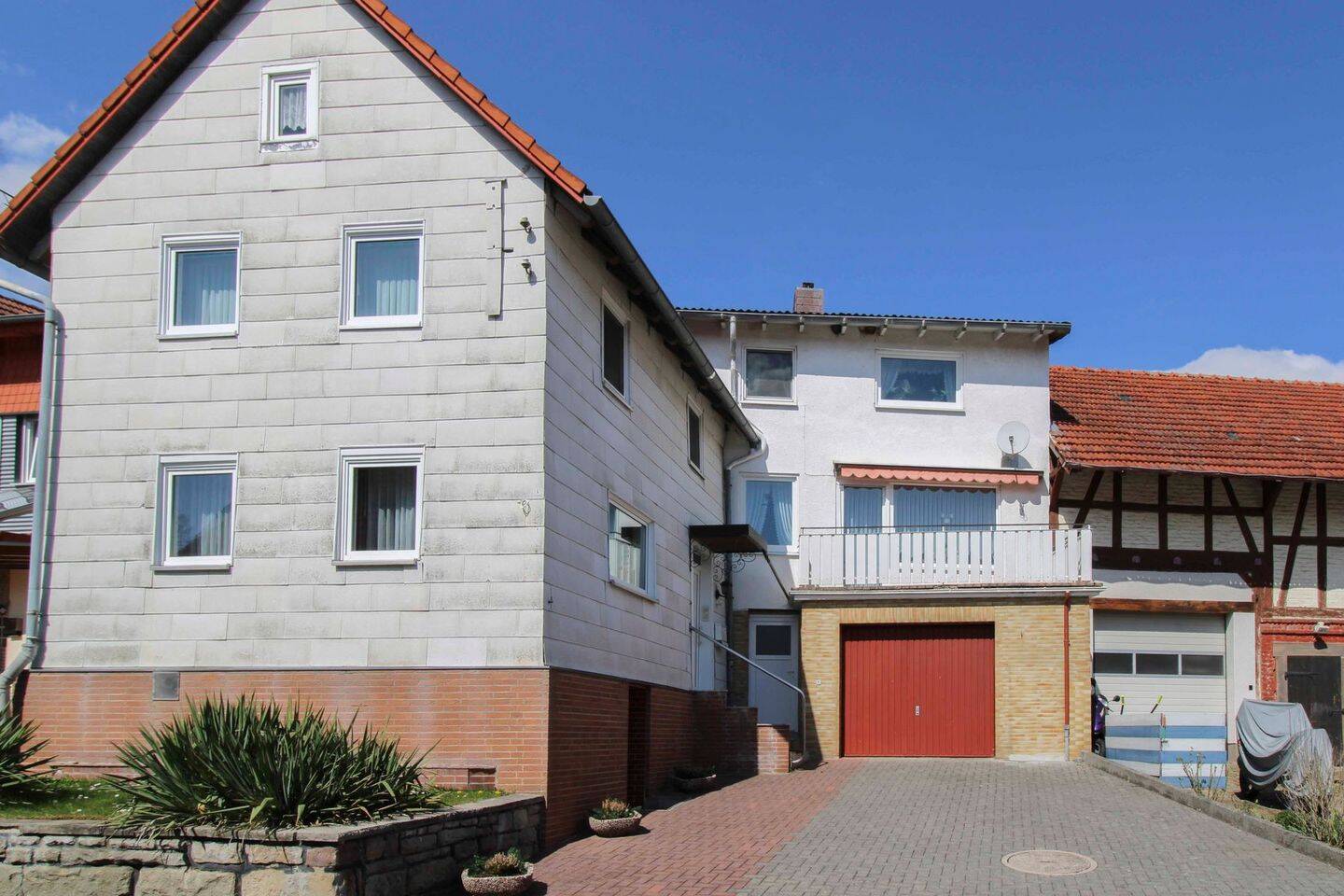 Außenansicht mit Garage