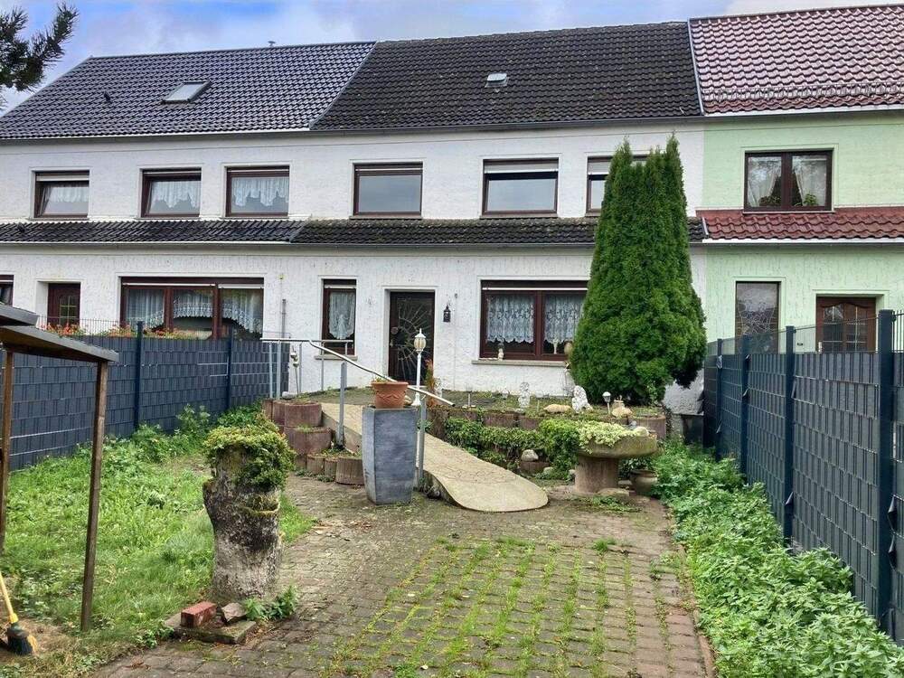 Thumbnail-Solides Einfamilienhaus mit Terrasse, Balkon und Garten - ideal für die kleine Familie !