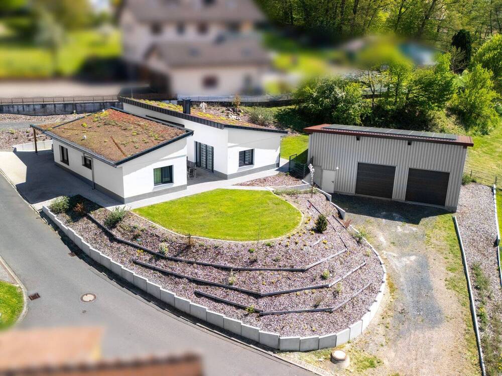 Thumbnail-Moderner Niedrigenergie-Bungalow (KfW 55) mit großer 3-fach-Garage in ruhiger Lage