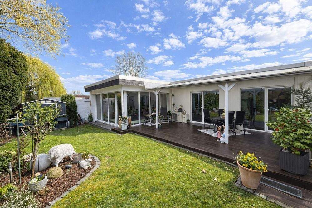 Thumbnail-Modernisiertes EinfamilienhausBungalow mit über 285m², Kellerwohnräumen und Stellplätzen