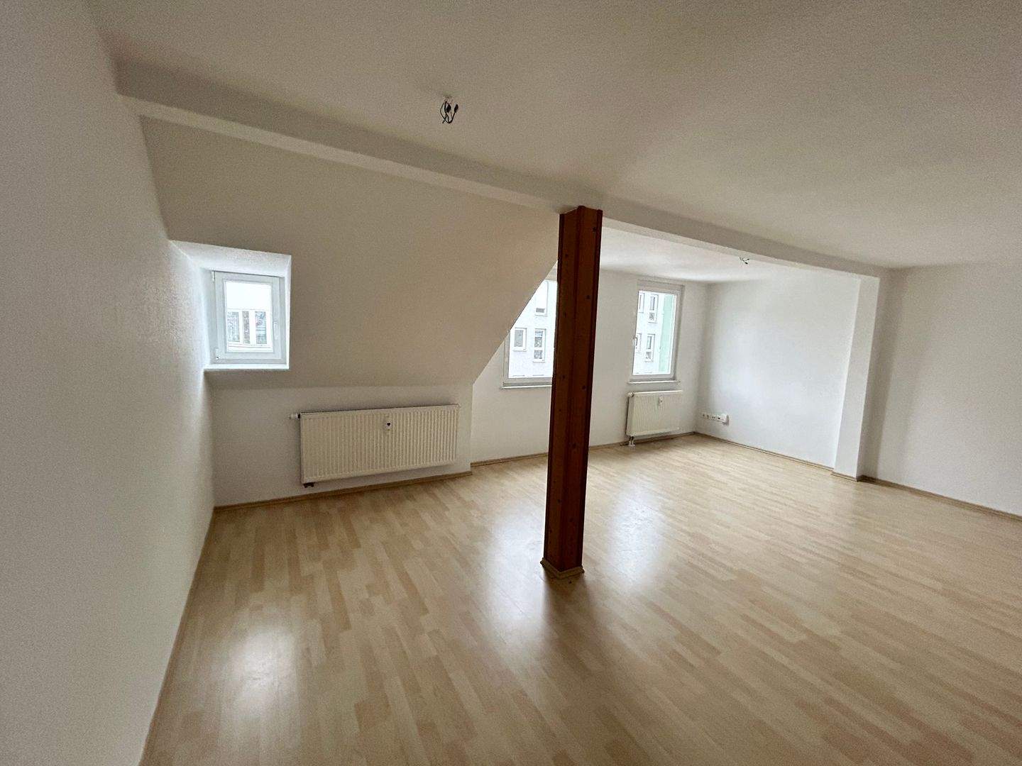 Thumbnail-HELLE DACHGESCHOSS-WOHNUNG SUCHT NETTEN MIETER!!!