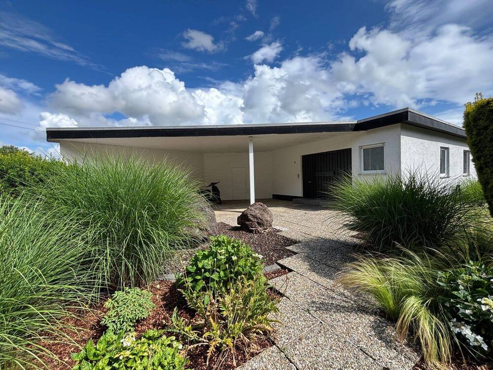 Thumbnail-Modernisiertes Architektenhaus mit Pool und Garten in ruhiger Lage – Wohnen auf höchstem Niveau!