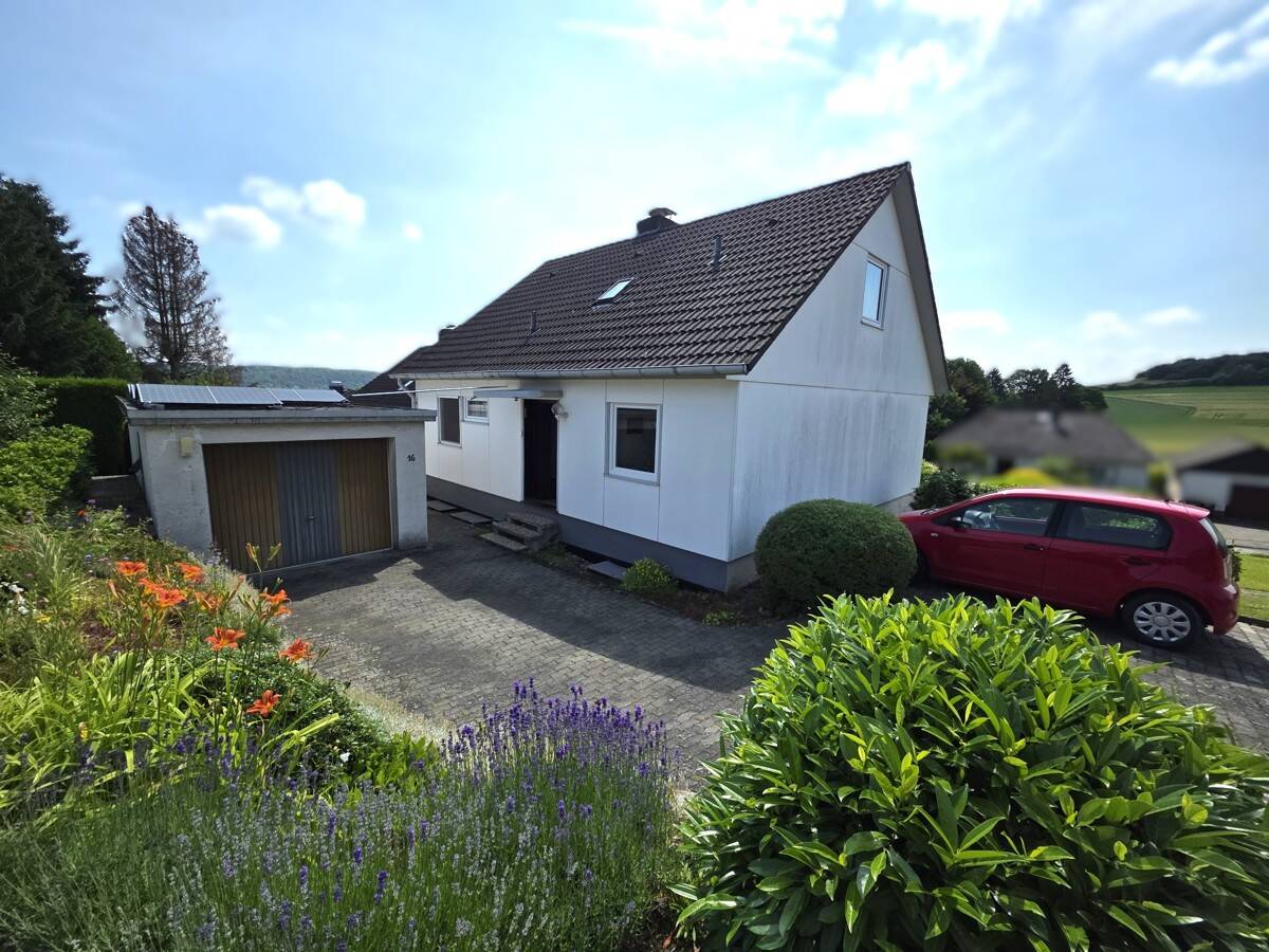 Frontansicht mit Garage