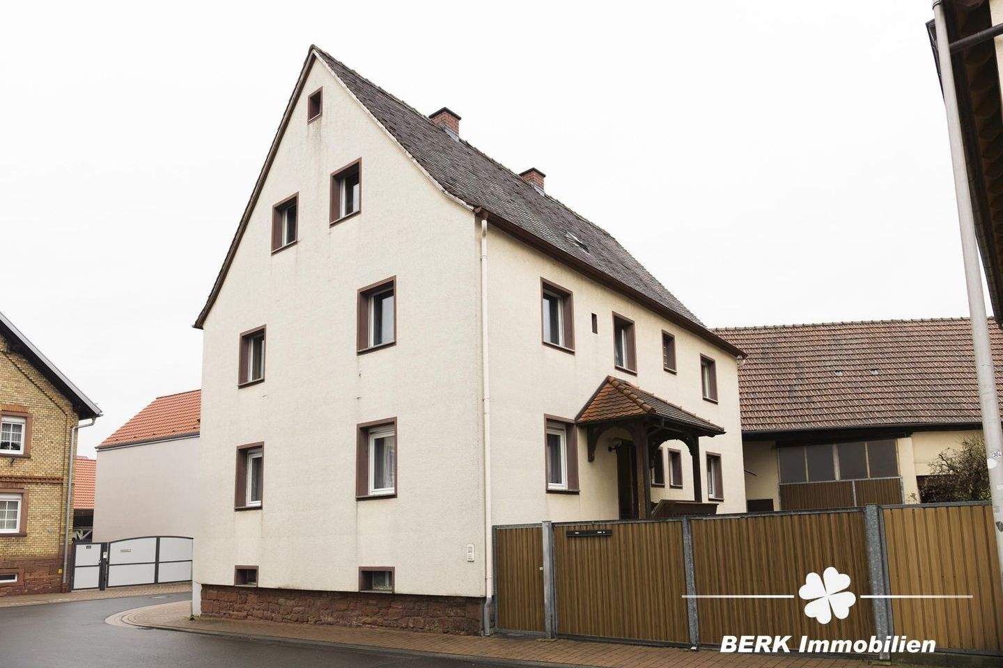 Thumbnail-BERK Immobilien - Großzügiges Zweifamilienhaus mit Charme und viel Platz für Generationen