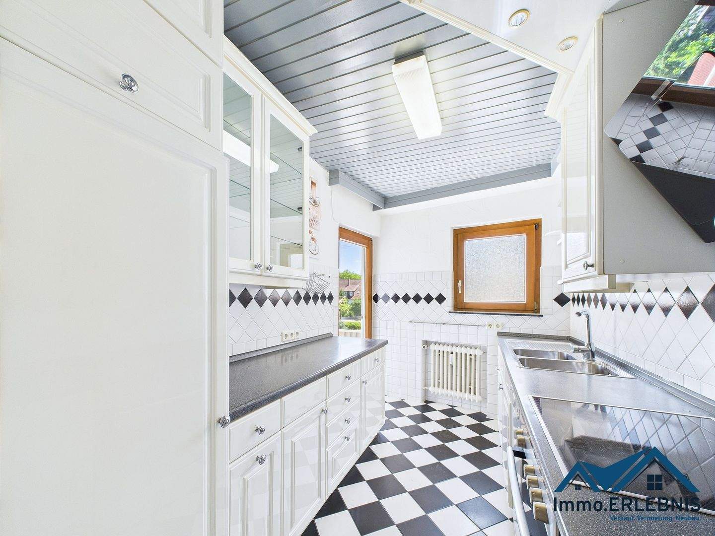 Thumbnail-2002 Renoviert! ERBBAURECHT - Top gepflegte 3-Zi.-Whg. + großer Süd-Balkon + Stellplatz und mehr!