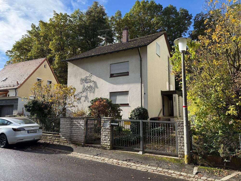 Thumbnail-Geräumiges Einfamilienhaus im Dornröschenschlaf sucht neuen Besitzer - Ruhige Lage in Roßtal