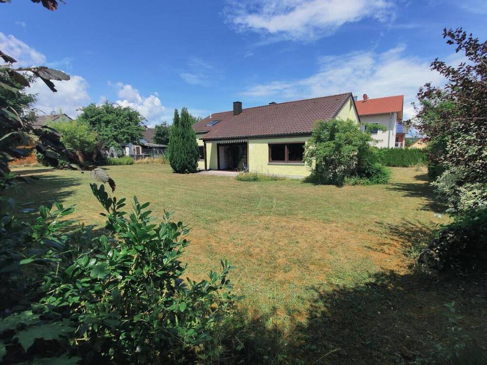 Außenansicht Südost mit großem Garten