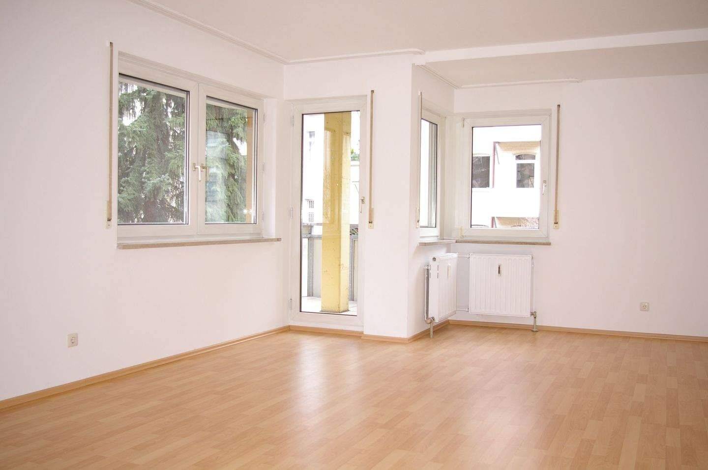 Thumbnail-Helle 3 Zimmer Wohnung mit Balkon und EBK in NürnbergNibelungen