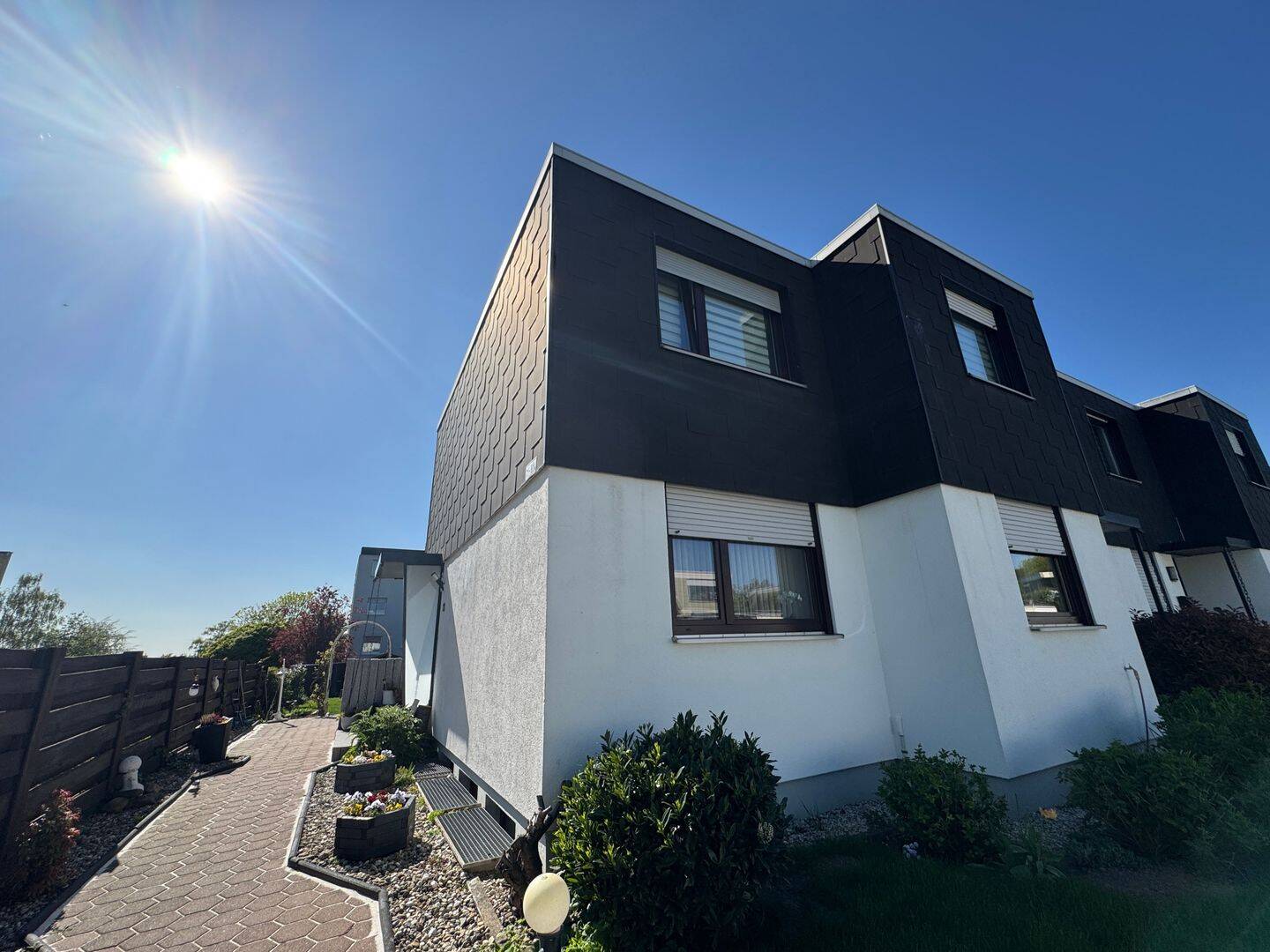 Thumbnail-4 Zimmer Wohnung mit Garten - Einbauküche - Terrasse plus Balkon - Keller - Garage